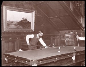 Edwin Gould spielt Billard in seinem Haus in Rhinecliffe, New York, 1893-4